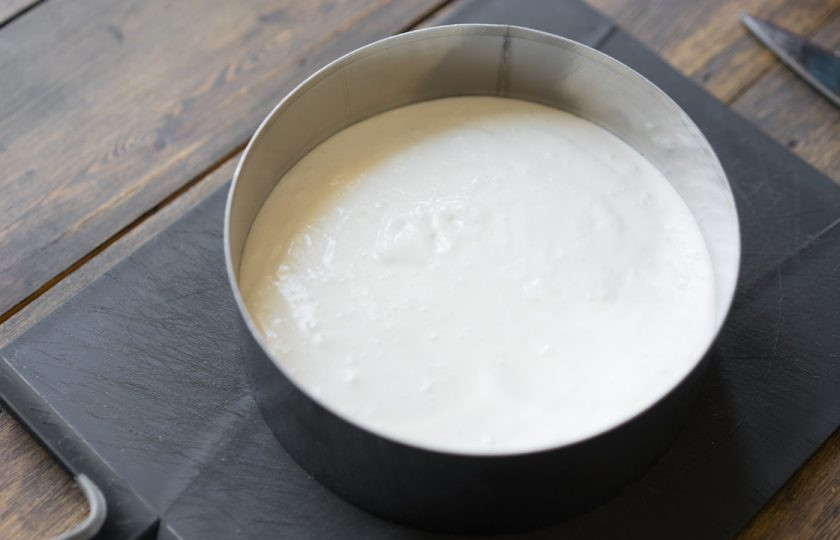 1. Этап. Десерт Птичье молоко: 17. Затем — слой суфле (разделите всю массу на две части).