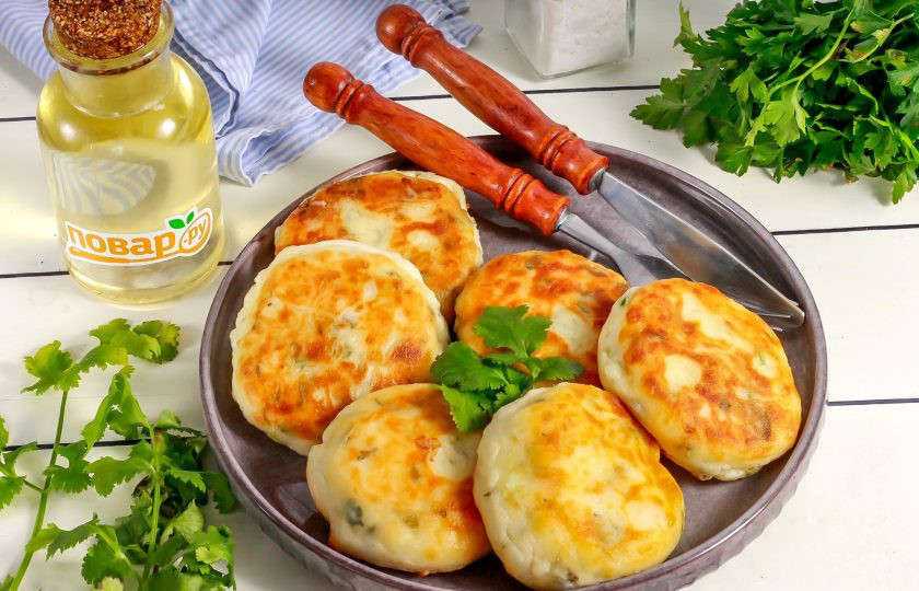 1. Этап. Сырники с кинзой: Выложите горячие сырники на тарелку и подайте к столу. Особенно вкусны они со сметаной, густым классическим йогуртом или чесночным соусом.