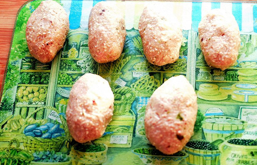 1. Этап. Куриные зразы с печенью и яблоком: Влажными руками сформуйте зразы из фарша, выложив в середину по ложке печеночной начинки. Запанируйте зразы в муке. Я предпочитаю рисовую, она почти не горит при обжарке.