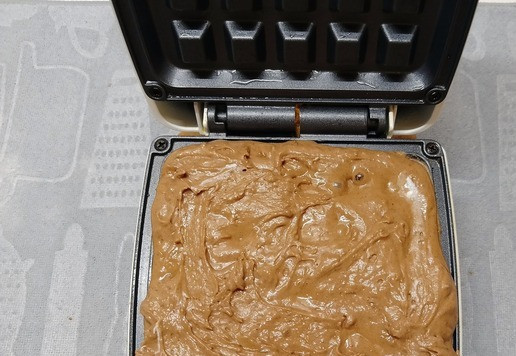 1. Этап. Шоколадные мини-вафли с кремом-чиз: Разогреть электровафельницу. Выложить 2,5 столовой ложки теста.