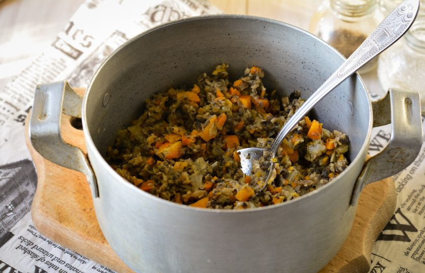 1. Этап. Грибная икра с морковью и луком: Грибы с овощами перекрутите через мясорубку и сложите в кастрюлю.