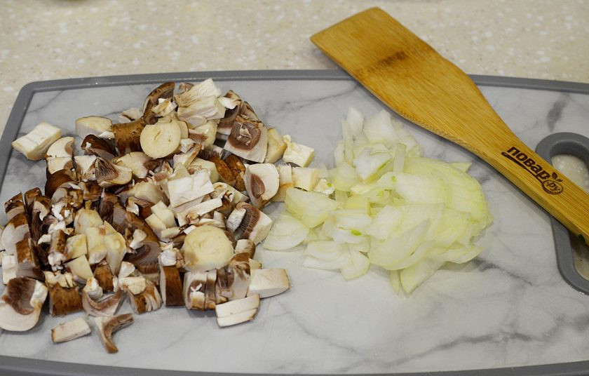 1. Этап. Картофель жареный с грибами: 1. Грибы и лук почистите, нарежьте кубиком.