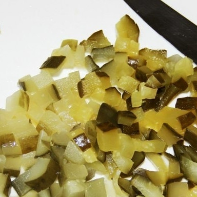 1. Этап. Салат из куриных желудков: Огурцы нарезаем мелким кубиком.