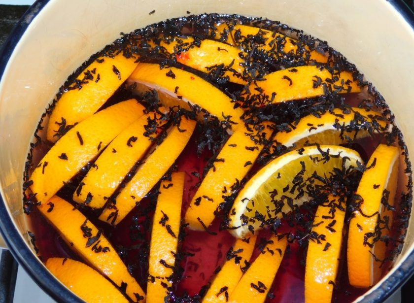 1. Этап. Клюквенный чай с апельсином: Добавьте гвоздику, влейте воду. Доведите до кипения и выключите. Дайте постоять под крышкой минут 30.