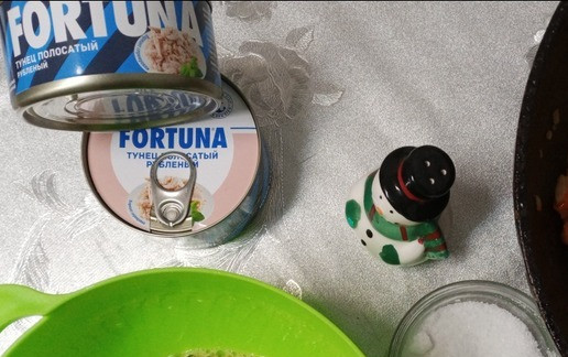 1. Этап. Пирог с консервированным тунцом: Яйца взбить венчиком, добавив соль и черный молотый перец.