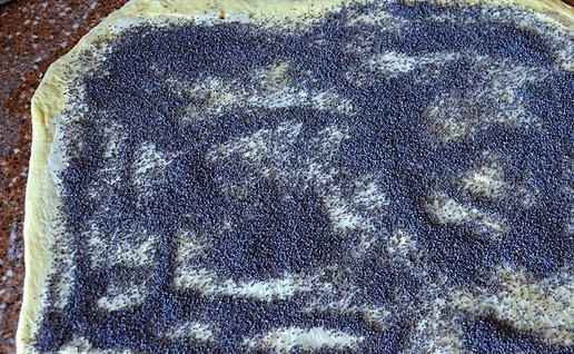 1. Этап. Маковые булочки под шоколадом: Смазать сливочным маслом, посыпать маком