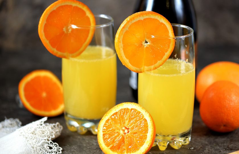 1. Этап. Коктейль «Апельсины в шампанском»: И сразу же подавайте коктейль к столу. Очень вкусно, ароматно и с минимальным количеством алкоголя.