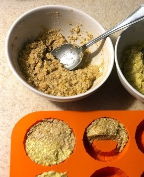 1. Этап. Двухсоставные тарталетки Инь-янь: 5. В силиконовые формочки для корзинок по очереди на половину формы выкладывается сначала одно тесто, затем второе. При выпекании они соединятся.