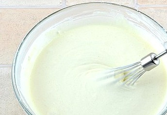 1. Этап. Творожный пирог с персиками: Взобьем миксером или блендером.