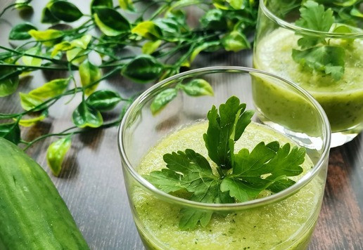 1. Этап. Овощной зелёный смузи: Подкорректировать смузи на свой вкус и сразу подать к столу.