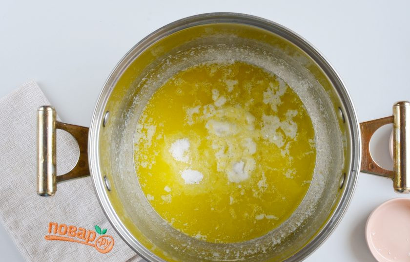 1. Этап. Домашний сыр: Всыпьте в масло соду и соль. Перемешайте.