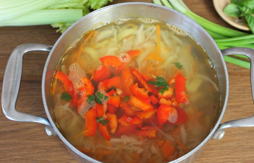 1. Этап. Овощной суп для диабетиков: В суп добавляем нарезанный кусочками болгарский перец. Готовим все еще минут 7-10 на малом огне.