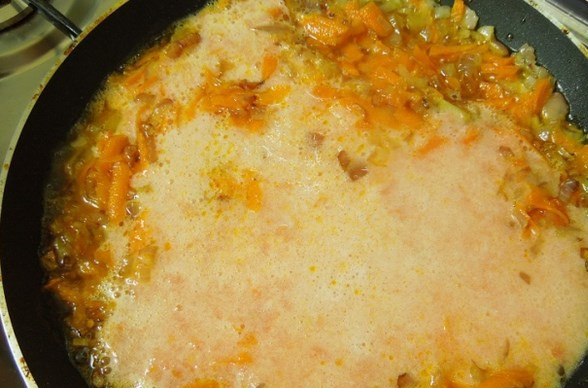 1. Этап. Уха из пангасиуса: В блендере измельчите помидор, добавьте к зажарке (или просто томатную пасту).