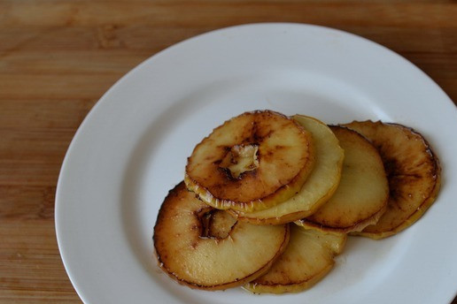 1. Этап. Закусочный мильфей из яблок с печенью: Готовые яблоки кладём на тарелку. Так карамелизируем все яблоки.