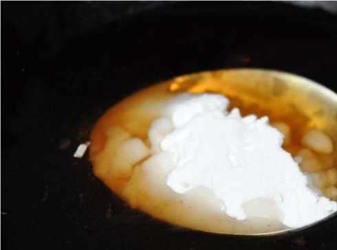 1. Этап. Баклажаны в воке: Готовим заправку. Для этого хорошо перемешиваем воду, вино, уксус, соус табаско, крахмал, сахар и маринад терияки.