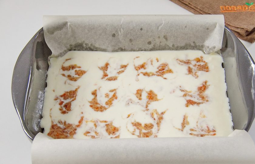 1. Этап. Творожная запеканка с хурмой: Шпажкой сделайте разводы и отправьте в разогретую до 180 градусов духовку примерно на 50 минут.