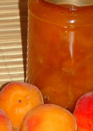 1. Этап. Варенье из абрикосов с винным уксусом в духовке: 5. Вот и все, закатываем в стерилизованные баночки и отправляем в кладовую или погреб. Такое варенье из абрикосов в духовке в домашних условиях отлично хранится в прохладном месте.