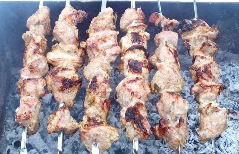 1. Этап. Шашлык Новогодний: Как только угли станут седыми, нанизайте мясо на шампуры. Выложите шашлык на мангал. Обжаривайте, периодически переворачивая его. Время обжаривания может зависеть от погодных условий. Готовность шашлыка можно определить проткнув кусочек мяса ножом. Должен выделиться прозрачный сок, без сукровицы.