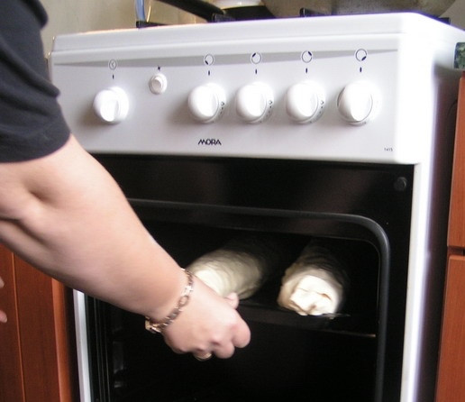 1. Этап. Слоеный рулет с яблоками: 6. И отправляем в разогретую до 180 градусов духовку на 20-25 минут.