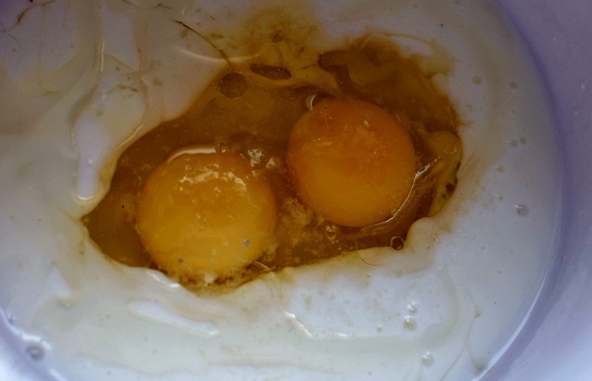 1. Этап. Наливной пирог с тунцом и помидорами в мультиварке: Смешайте миксером в просторной миске кефир с яйцами, маслом, сахаром и солью.