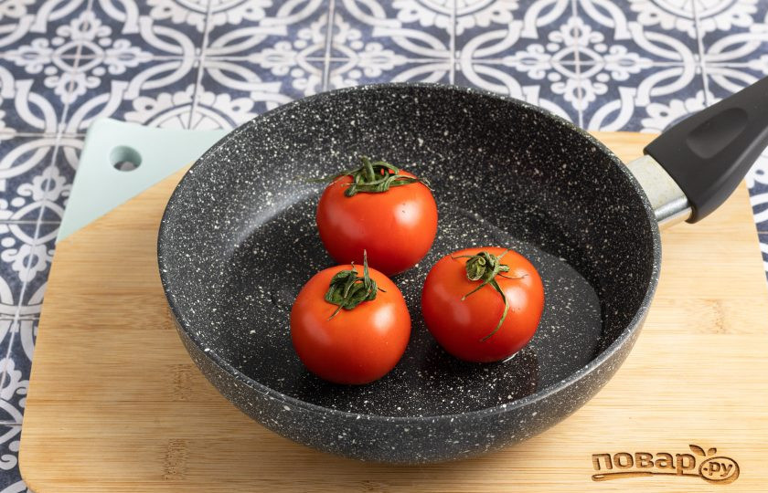1. Этап. Маринованные овощи по-японски: Отдельно обжарьте пару минут помидоры. Они должны лишь слегка поджариться, но держать форму.