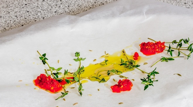 1. Этап. Праздничный куриный рулет: 8. Лист пергамента сбрызните ложной растительного масла, добавьте веточки тимьяна, немного острого соуса по желанию.