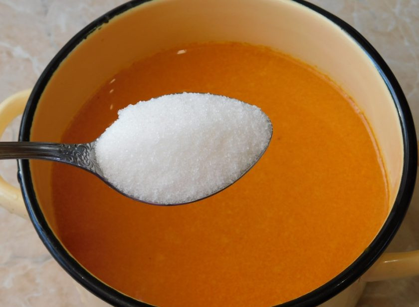 1. Этап. Сок из облепихи на зиму: Добавьте в него сахар. Количество сахара регулируйте по своему вкусу. Доведите все до кипения. Не забывайте мешать, чтобы весь сахар хорошо растворился.