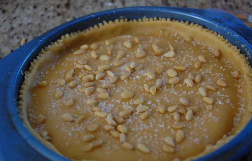 1. Этап. Тосканский чизкейк: 6. Вилкой сделайте фигурные надрезы по бокам, вылейте приготовленную начинку и посыпьте оставшимися орешками.