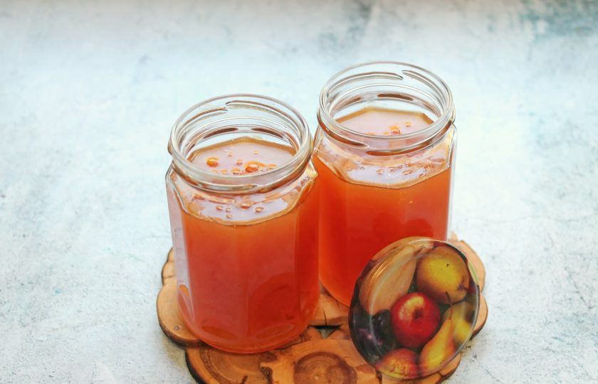 1. Этап. Джем из желтой сливы: Банки тщательно вымойте в горячей воде и стерилизуйте над паром в течение 5-6 минут, крышки прокипятите в течение 5 минут. Горячий джем разложите по банкам и оставьте до полного остывания. После этого плотно закройте и уберите на хранение.