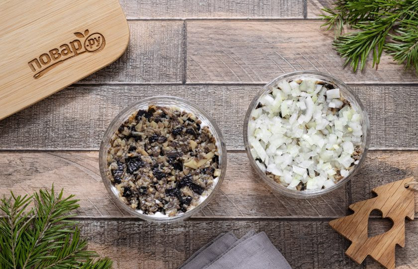 1. Этап. Шуба без селедки на Новый год: Затем выложите слой из шампиньонов с нори. Сверху выложите нарезанный репчатый лук.