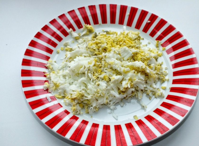 1. Этап. Тарталетки с шампиньонами: Также натрите на терке яйца отварные.