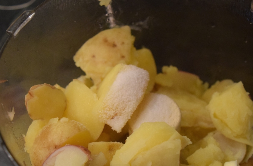 1. Этап. Картофельное пюре с мясом: 2. Когда картошка сварится, смешаем ее с молоком, маслом и специями в пюре. Мне опять же пригодился блендер.