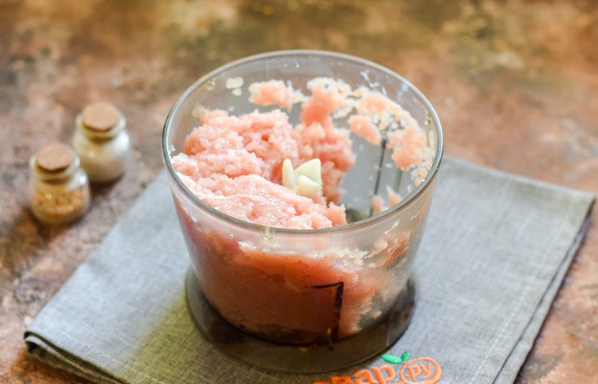 1. Этап. Котлеты из индейки с картошкой: Филе индейки ополосните и нарежьте произвольно, измельчите в блендере или на мясорубке.