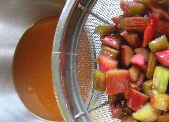 1. Этап. Кисель из ревеня: 3. Варим стебли около 15 минут на слабом огне. Периодически помешивайте будущий кисель. Затем откидываем кусочки на дуршлаг. Нам нужна оставшаяся жидкость.