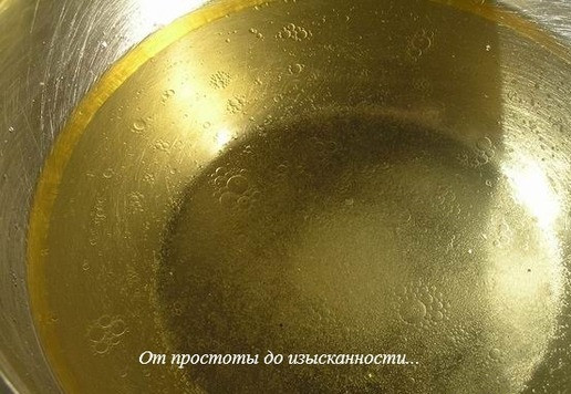 1. Этап. Постный манник с виноградом: В воде растворите соль и сахар, влейте растительное масло.