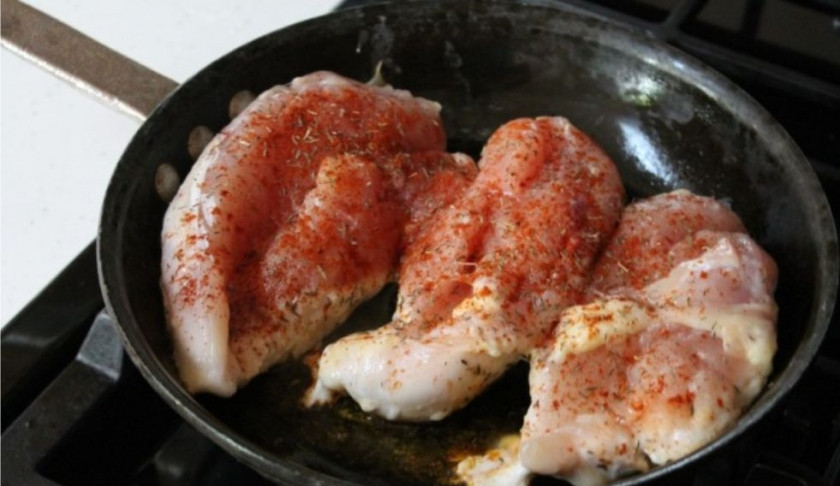 1. Этап. Курица в перце: 1. Куриное филе сперва необходимо обжарить на сковороде, приправив его солью, перцем и специями. Примерно 15 минут.