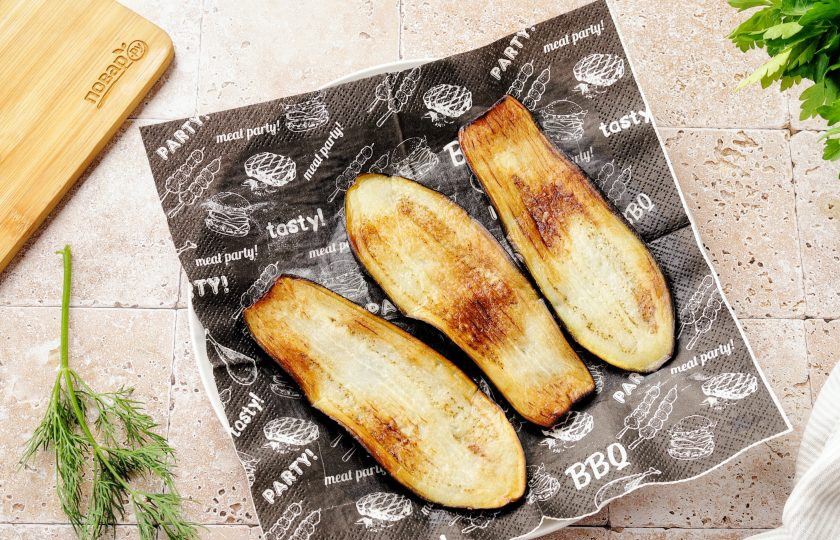 1. Этап. Рулет из баклажанов с сыром и корейской морковью: Обжаривайте с обеих сторон до золотистого цвета. Для удаления лишнего жира выложите жареные пластинки на бумажное полотенце или салфетку.