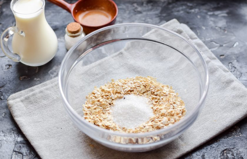 1. Этап. Овсянка без варки: Добавьте сахарный песок. Если вы не употребляете сахар, готовую кашу можно полить медом или сиропом.