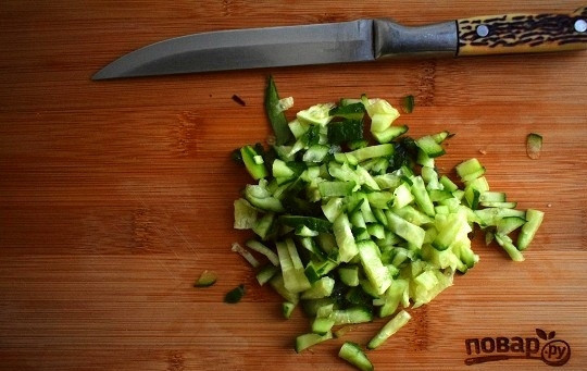 1. Этап. Салат Нежность с курицей и черносливом: Огурец мелко нарежьте.