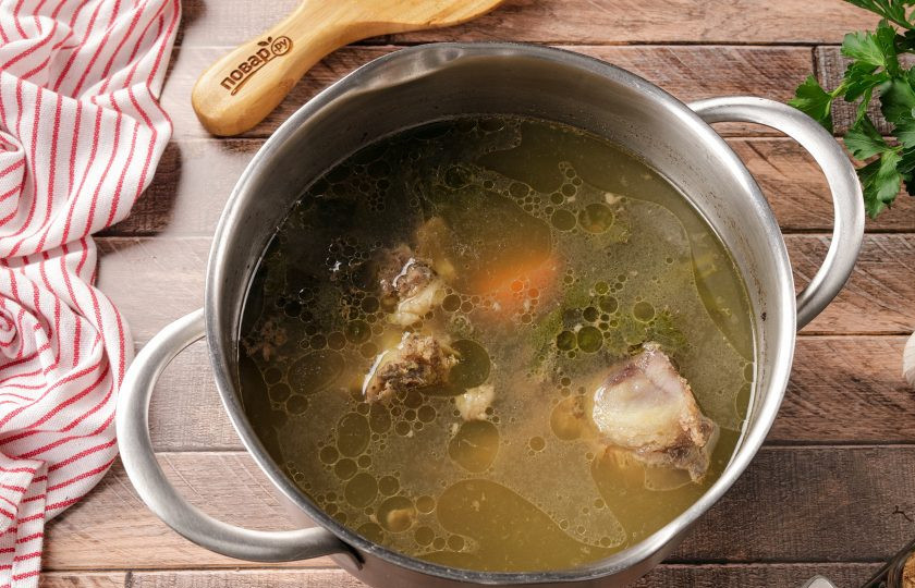 1. Этап. Кололик: За 15-20 минут до окончания варки бульон можно посолить. Когда бульон будет готов, достаньте овощи и кости, а сам бульон процедите.