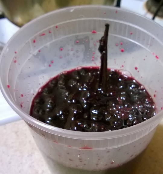 1. Этап. Сироп из смородины: 3. Готовый сироп снять с огня и слегка остудить. По вкусу можно добавить немного сока лимона или лайма, если ягоды слишком сладкие и хочется добавить сиропу нотку кислинки. Также сироп из смородины в домашних условиях можно сделать из двух сортов ягод, тогда и цвет, и вкус будет более оригинальным.