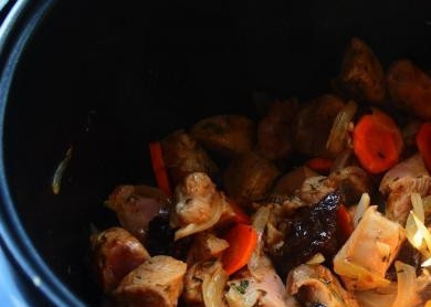 1. Этап. Филе индейки, тушенное с черносливом: Затем в чашу мультиварки уложите морковь, чернослив и индейку. Перемешайте и готовьте в режиме 