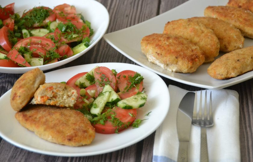 1. Этап. Котлеты из индейки с морковью: Подавайте котлеты из индейки с овощным салатом. Это вкусно и полезно!