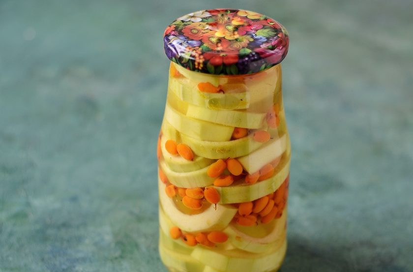 1. Этап. Кабачки с облепихой на зиму: Снова залейте кабачки и облепиху сахарным сиропом до краев. Закрутите крышку, оберните банку в кухонное полотенце и оставьте так до полного остывания.