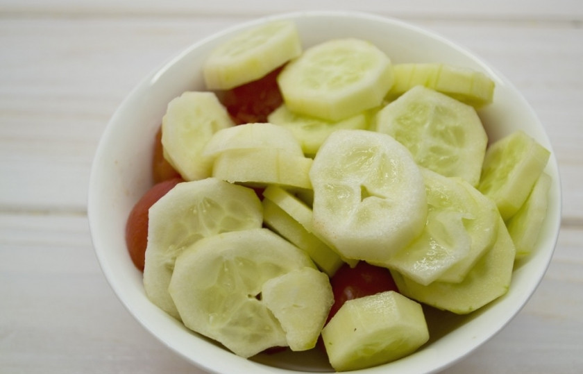 1. Этап. Суп Гаспачо из помидоров: 3. Огурцы мою и очищаю от кожуры, нарезаю их небольшими кусочками и отправляю к томатам.