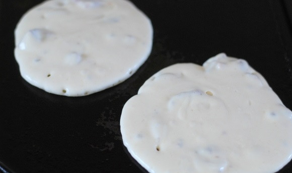 1. Этап. Оладушки: 5. Разогрейте растительное масло и выкладывайте ложкой тесто. Жарьте оладушки с двух сторон до румяности.