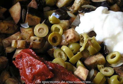 1. Этап. Рагу из баклажанов с оливками: Добавьте сметану, томатную пасту, нарезанные оливки, влейте сливки, посолите, поперчите.