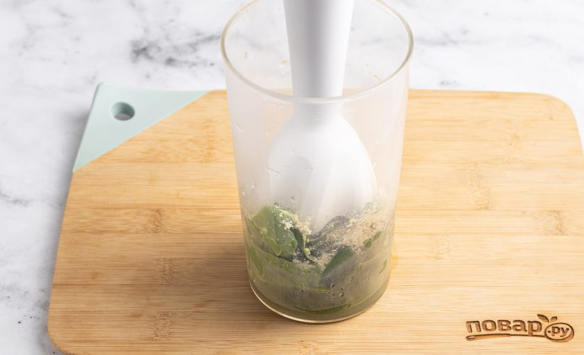 1. Этап. Салат из капусты с зеленой заправкой: Для зеленой заправки измельчите блендером шпинат с орехами кешью, оливковым маслом, рисовым уксусом, лимонным соком, мелко порезанным чесноком и водой. Добавьте по вкусу соль, черный молотый перец и пищевые дрожжи, еще раз пробейте до однородности.