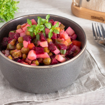 Винегрет с солеными огурцами и горошком