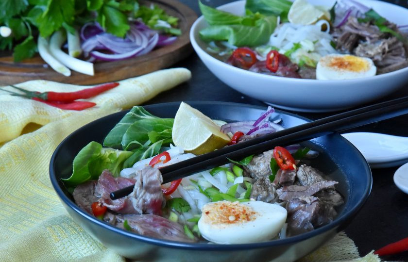 1. Этап. Фо бо (классический рецепт): Подавайте суп горячим с кусочком лайма. Дополнительно подайте хлопья чили перца, возможно кто-то захочет блюдо сделать погорячее.